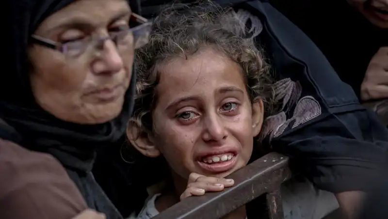 Gazze'de Açlık Savaşları: İsrail Askeri Neden Yemekleri Toprağa Gömüyor?